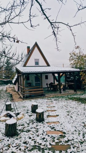 Kert és a tűzrakó hely kicsi hóval