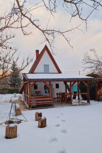 Kert és a tűzrakó hely kicsi hóval