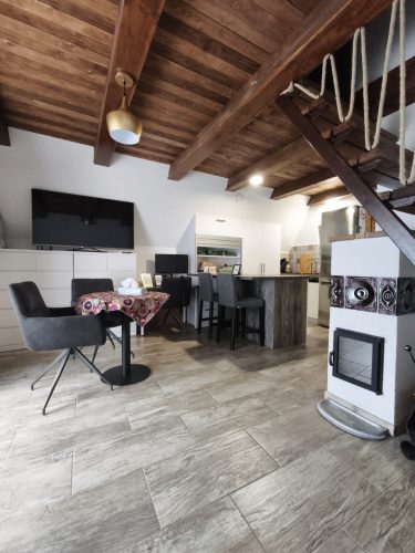 Nappali, konyha, cserépkályha